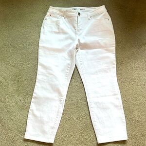 Womens INC White Cropped Jeans. Size 8 (curvy fit)